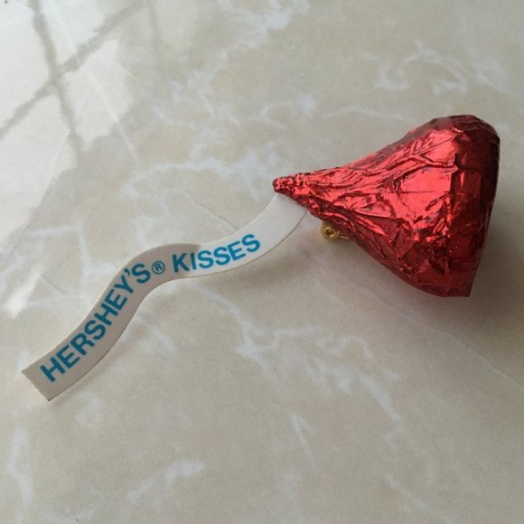 Vintage Hershey’s Kisses Pin Red - Picture 2 of 4